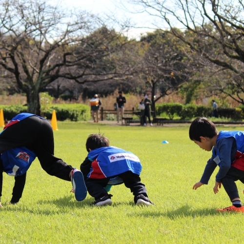 芝生の上で遊ぶ子供たち